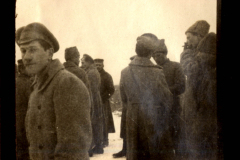 Soldaten des Ersten Weltkriegs in winterlicher Umgebung während einer Pause vor der Front