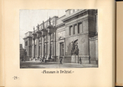 Museumsansicht in Brüssel mit historischen Säulen und Skulpturen aus der Zeit des Ersten Weltkriegs
