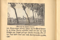 Blick auf das Städtchen Damme während des Ersten Weltkriegs mit Soldaten, der vom Marineartillerist Heinrich von Eicken dokumentierten zerstörten Landschaft und Soldaten des Expeditionskorps Belgien