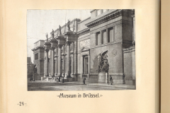 Museumsansicht in Brüssel mit historischen Säulen und Skulpturen aus der Zeit des Ersten Weltkriegs