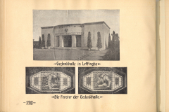 Gedenkhalle in Leffinghe zum Ersten Weltkrieg mit detaillierten Fenstern