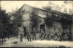 Soldaten vor einem Geb?ude