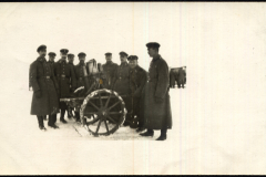 Soldaten mit Wagen im Schnee