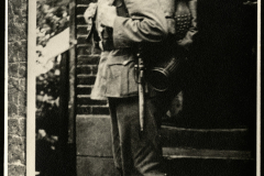 Soldat mit Rucksack auf den Stufen eines Geb?udes