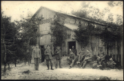 Soldaten vor einem Gebäude