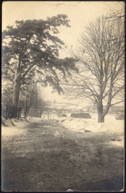 Winterlandschaft bei einer Flussuferstraße