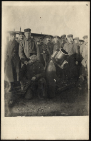 Erster Weltkrieg-Foto: Heeresangehörige mit schwerem Artillerie-Gerät