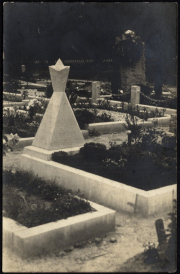 Grabmal im Friedhof