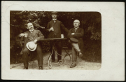 Historischer Fotostab mit drei Mannen