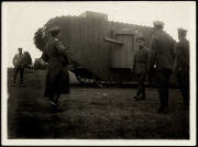 Erster Weltkrieg - Heeresoffiziere vor einem Artilleriegeschütz