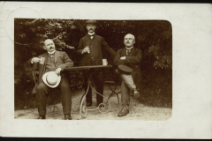 Historischer Fotostab mit drei Mannen