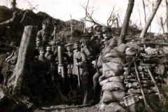 Soldaten im Schützengraben während des Ersten Weltkriegs in einer frostigen Winterlandschaft