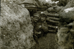Soldaten im Schützengraben während des Ersten Weltkriegs in einer frostigen Umgebung