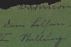 Manuskriptentwurf mit eleganter Schrift auf grünem Untergrund und historischen Notizen aus vergangener Zeit