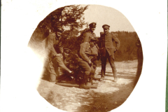 Fünf Soldaten posieren vor einer Tanne in einer verschneiten Landschaft während des frühen 20. Jahrhunderts
