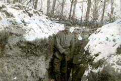 Soldaten in einem Schützengraben während des Ersten Weltkriegs an einem verschneiten Wintertag