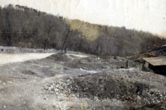 Erinnerungen an vergangene Tage in einer verlorenen Landschaft mit verschwommenem Charme und rauer Natur