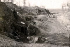 Soldaten bei der Arbeit in einem befestigten Graben in der kargen Landschaft des Ersten Weltkriegs