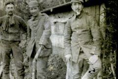 Soldaten arbeiten im Schützengraben während des Ersten Weltkriegs in einer verschneiten Landschaft