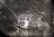 Luftaufklärungsbilder zeigen strategische Erkenntnisse von Stabia an der Westfront. Die Aufnahmen erfassen die Geländebeschaffenheit, Flüsse und Siedlungen, die für militärische Aktivitäten von Bedeutung sind.