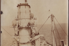 Aufnahme vom Deck der SMS Markgraf mit Blick auf den Geschützturm und die Aufbauten