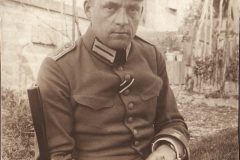 Marineoffizier der Kaiserlichen Marine beim Lesen an Deck eines Kriegsschiffes
