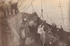 Matrosen bei Ladearbeiten an Bord eines deutschen Kriegsschiffes im Ersten Weltkrieg