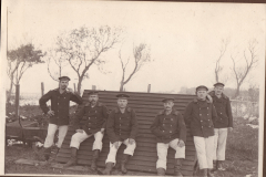 Sechs Marinesoldaten der Kaiserlichen Marine vor Holzbaracke im Ersten Weltkrieg