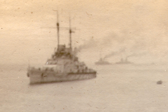 Deutsches Kriegsschiff auf See aus dem Marinealbum SMS Markgraf