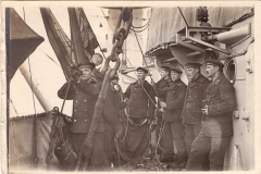 Marinesoldaten bei Flaggenzeremonie an Deck eines deutschen Kriegsschiffes im Ersten Weltkrieg