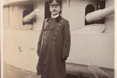 Marineoffizier an Deck eines deutschen Kriegsschiffes während des Ersten Weltkriegs