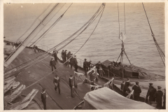 Besatzung der SMS Markgraf bei Ladearbeiten mit Schiffskran auf dem Achterdeck