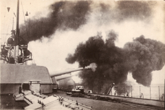 Artilleriefeuer auf deutschem Kriegsschiff während des Ersten Weltkriegs