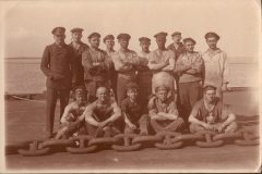 Besatzungsmitglieder der SMS Markgraf posieren auf dem Schiffsdeck während des Ersten Weltkriegs