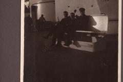 Marinesoldaten an Geschützturm auf SMS Markgraf während des Ersten Weltkriegs