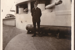 Marineoffizier auf dem Deck des Schlachtschiffs SMS Markgraf im Ersten Weltkrieg