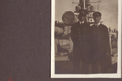 Zwei Marineoffiziere an Deck eines deutschen Kriegsschiffes während des Ersten Weltkriegs