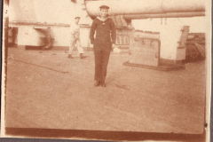 Matrosen auf dem Geschützdeck der SMS Markgraf während des Ersten Weltkriegs