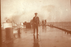 Marineoffizier auf dem nassen Deck eines Kriegsschiffes der Kaiserlichen Marine im Ersten Weltkrieg