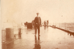 Marineoffizier auf dem nassen Deck eines deutschen Kriegsschiffs im Ersten Weltkrieg