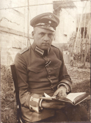 Marineoffizier der Kaiserlichen Marine beim Lesen an Deck eines Kriegsschiffes