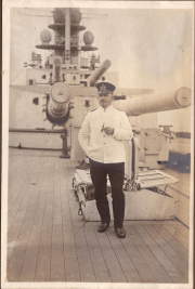 Marineoffizier auf dem Deck der SMS Markgraf während des Ersten Weltkriegs