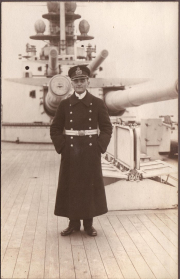 Marineoffizier auf dem Deck eines deutschen Schlachtschiffs während des Ersten Weltkriegs