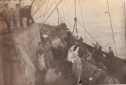 Matrosen bei Ladearbeiten an Bord eines deutschen Kriegsschiffes im Ersten Weltkrieg