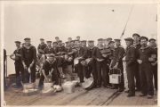 Besatzung der SMS Markgraf bei der Essensausgabe an Deck während des Ersten Weltkriegs