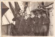 Marinesoldaten bei Flaggenzeremonie an Deck eines deutschen Kriegsschiffes im Ersten Weltkrieg