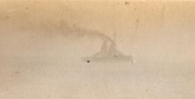 Kriegsschiff im Nebel aus dem Marinealbum SMS Markgraf