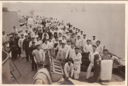 Besatzung des Schlachtschiffs SMS Markgraf versammelt auf dem Achterdeck