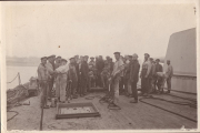 Besatzung der SMS Markgraf versammelt auf dem Schiffsdeck während des Ersten Weltkriegs