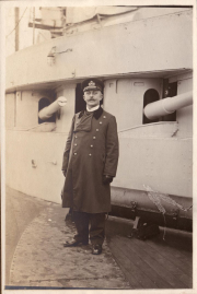Marineoffizier an Deck eines deutschen Kriegsschiffes während des Ersten Weltkriegs